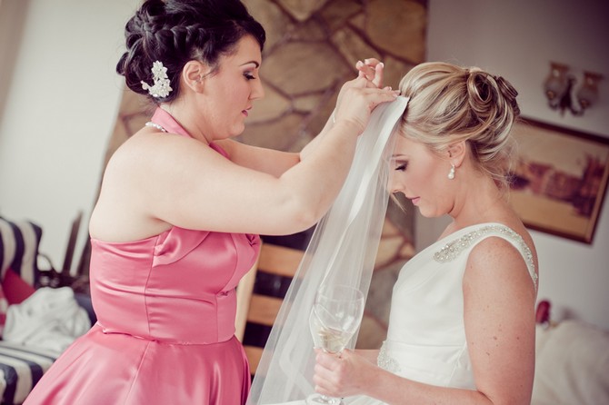 bride putting veil on